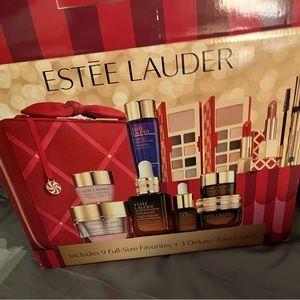 Makeup kitEstée Lauder makeup kit with travel case